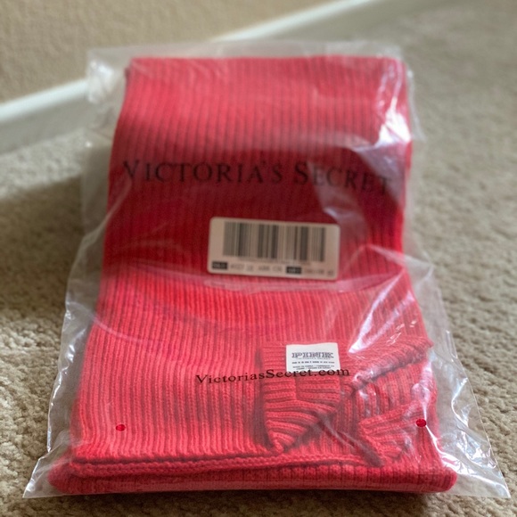 VICTORIA SECRET pepper red scarf - Picture 2 of 3